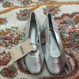 *nwt Mango Metallic Silver Round Toe Flats
